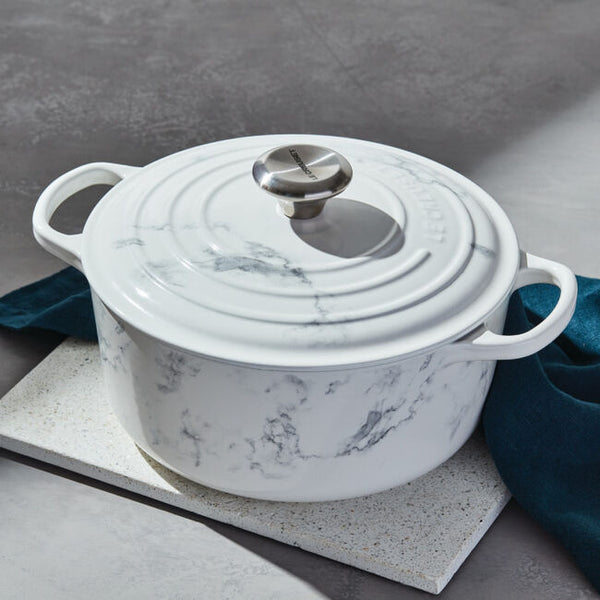 LE CREUSET 4.5 QT. SIGNATURE ROUND DUTCH OVEN - MARBLE APPLIQUE